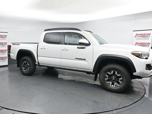 Used 2019 Toyota Tacoma TRD Off-Road AWD/4WD image 2