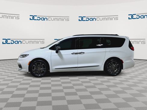 Used 2023 Chrysler Pacifica Touring-L w/ Uconnect Theater Family Group AWD/4WD image 6