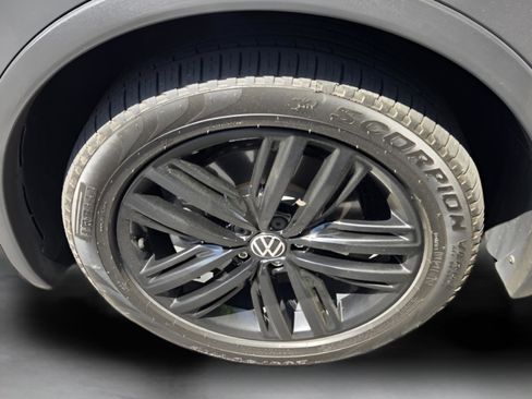 Certified 2022 Volkswagen Tiguan SE R-Line FWD image 27