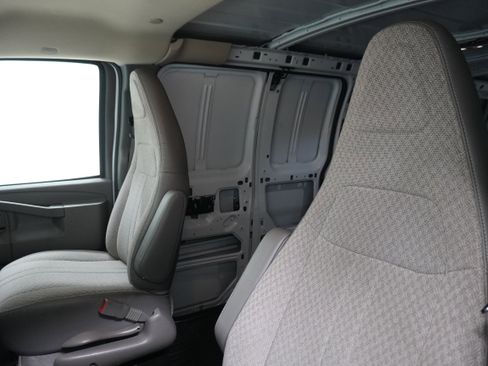 Used 2017 Chevrolet Express 3500 Extended image 8