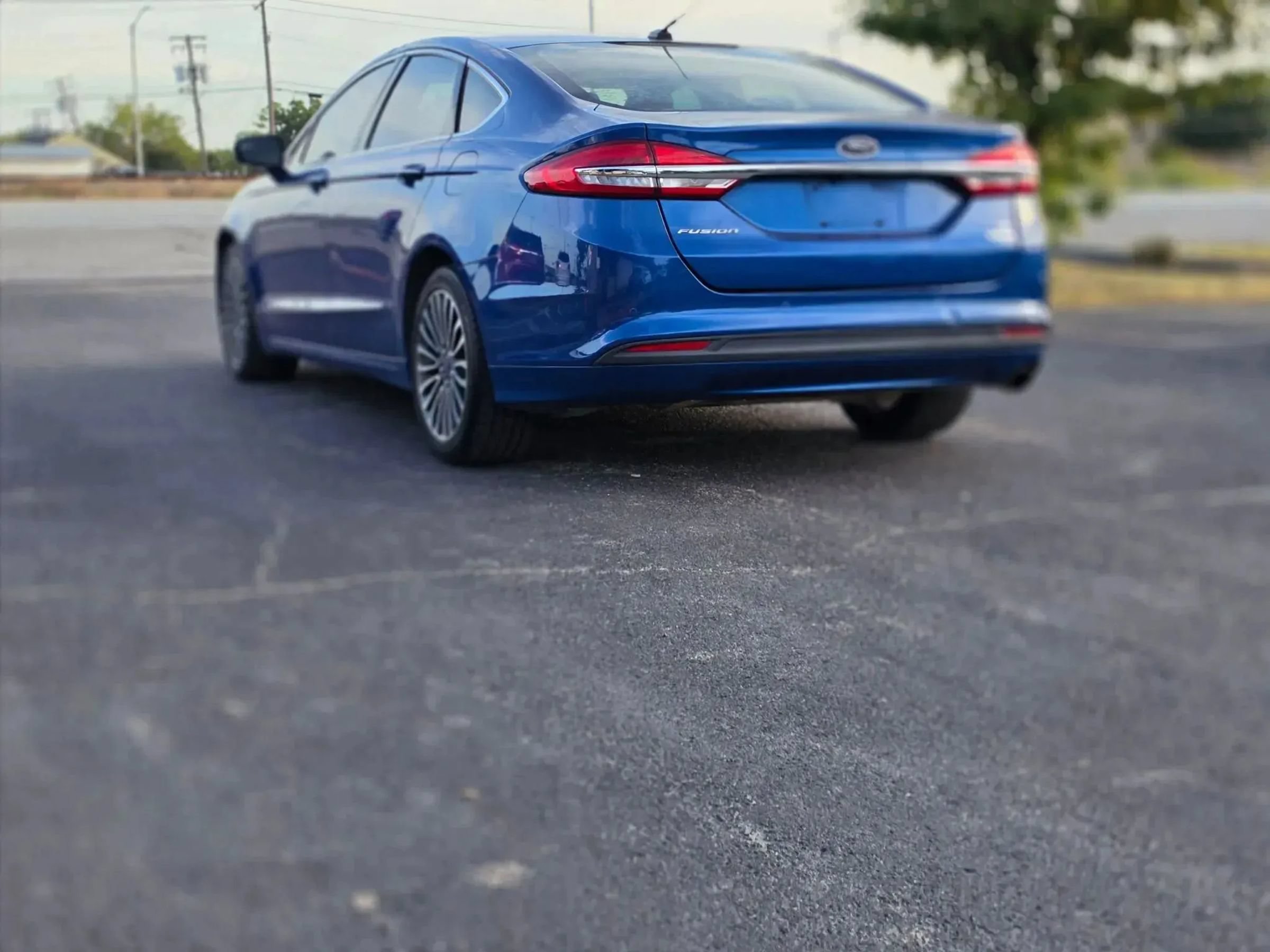 Used 2017 Ford Fusion SE w/ Fusion SE Technology Package FWD image 4