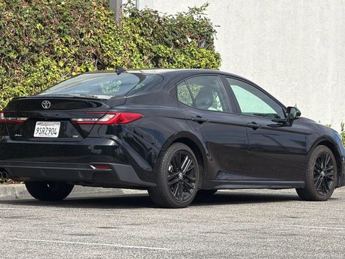 Used 2025 Toyota Camry SE FWD image 4
