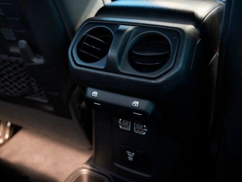 Used 2018 Jeep Wrangler Unlimited Rubicon AWD/4WD image 37
