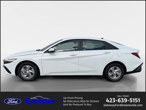 Used 2025 Hyundai Elantra SE image 1