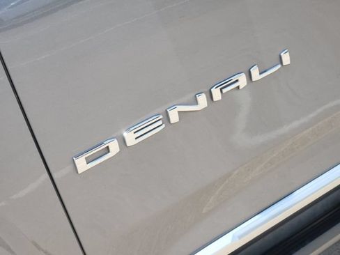 Used 2021 GMC Yukon XL Denali w/ Denali Premium Package AWD/4WD image 12