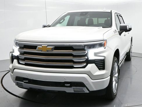 Used 2022 Chevrolet Silverado 1500 High Country w/ High Country Premium Package AWD/4WD image 3