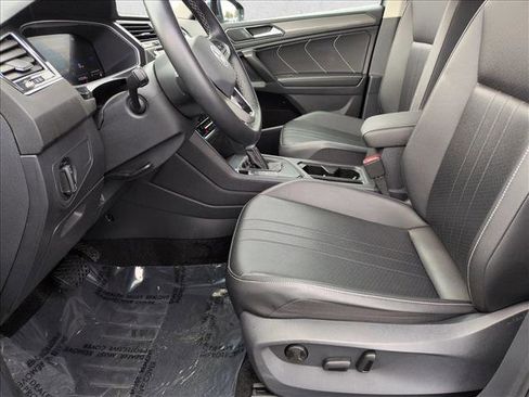 Used 2024 Volkswagen Tiguan SE image 15
