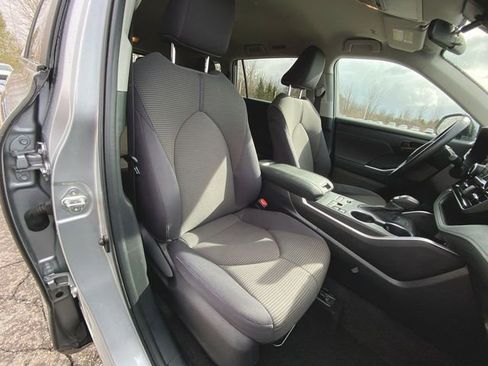 Used 2024 Toyota Highlander LE AWD/4WD image 26