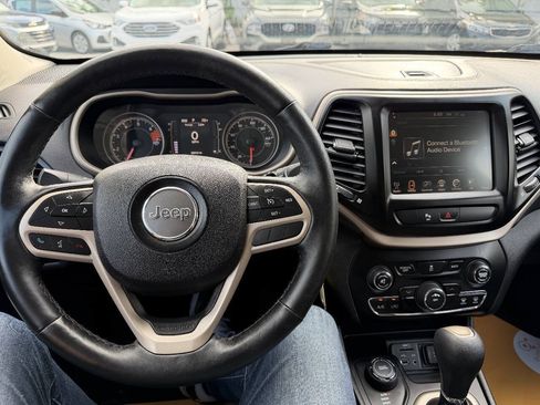 Used 2017 Jeep Cherokee Latitude w/ Safety/Convenience Group AWD/4WD image 16