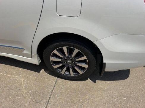 Used 2019 Toyota Sienna XLE w/ XLE Navigation Package AWD/4WD image 6