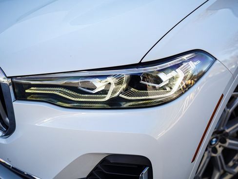 Used 2022 BMW X7 xDrive40i w/ Premium Package image 3