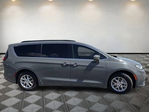 Used 2022 Chrysler Pacifica Touring-L FWD image 4