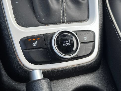 Used 2023 Hyundai Venue Limited FWD image 9
