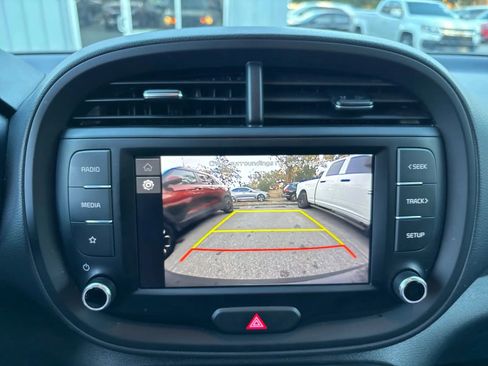 Used 2025 Kia Soul LX w/ LX Technology Package FWD image 21