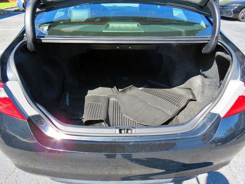 Used 2015 Toyota Camry SE image 16