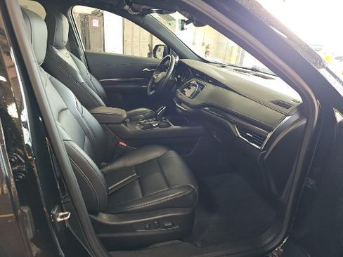 Used 2023 Cadillac XT4 Luxury w/ Cold Weather Package AWD/4WD image 9