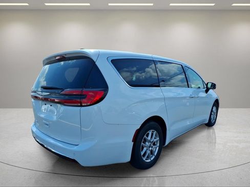 Used 2025 Chrysler Pacifica Select FWD image 3