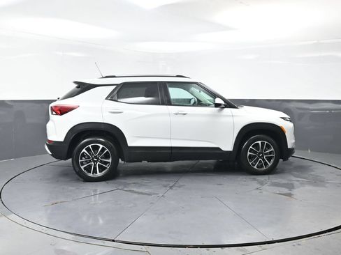 Used 2025 Chevrolet TrailBlazer LT AWD/4WD image 3