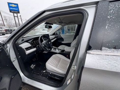 Used 2023 Mitsubishi Outlander SEL image 2