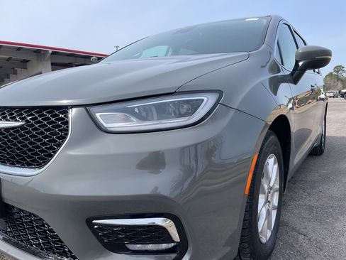 Used 2023 Chrysler Pacifica Touring-L image 10