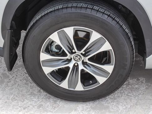 Used 2023 Toyota Highlander XLE FWD image 9
