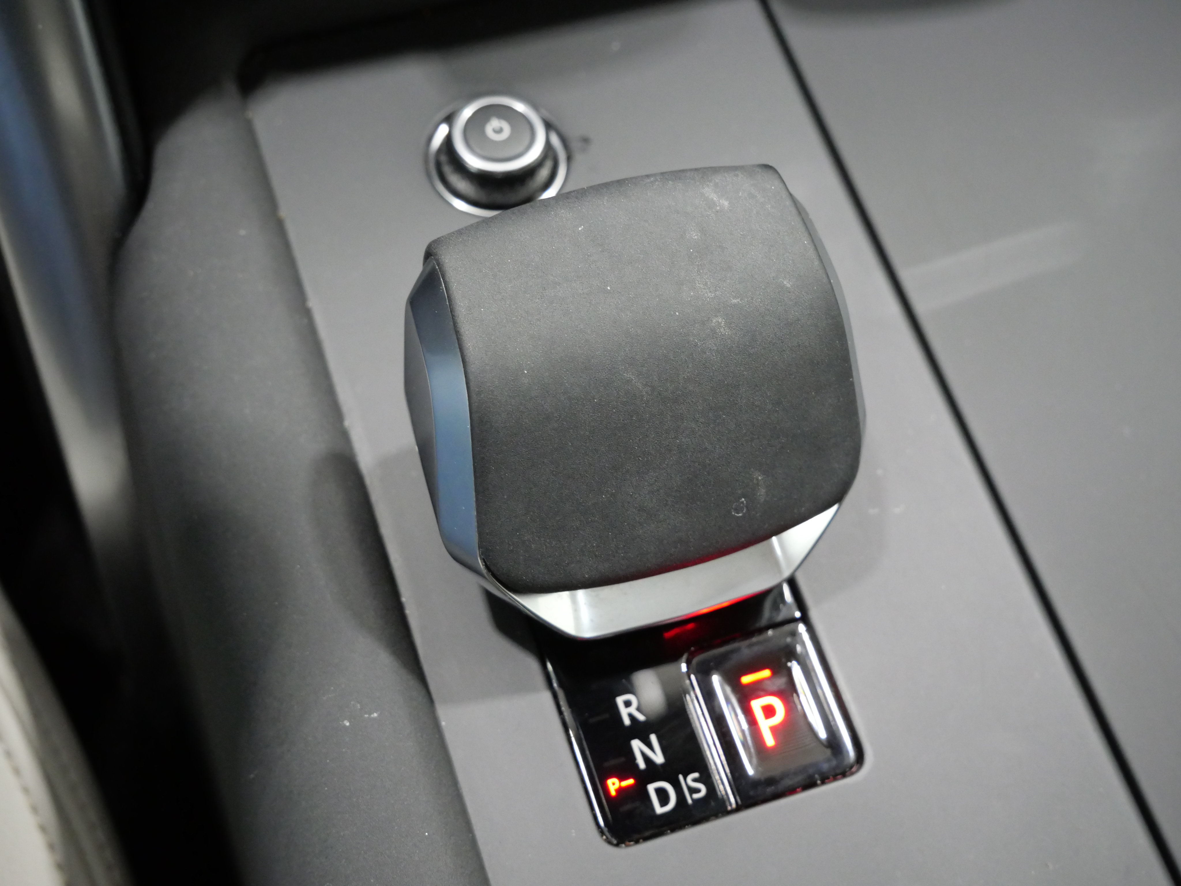 Used 2025 Land Rover Discovery S AWD/4WD image 23