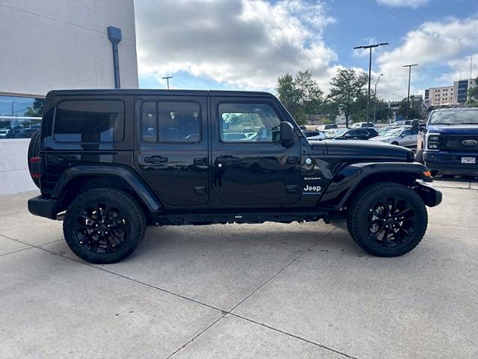 Used 2024 Jeep Wrangler Unlimited Sahara AWD/4WD image 4