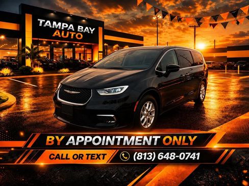 Used 2023 Chrysler Pacifica Touring-L FWD image 1