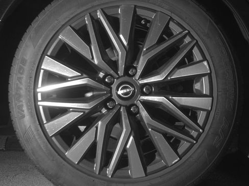Used 2025 Nissan Altima 2.5 SV FWD image 15