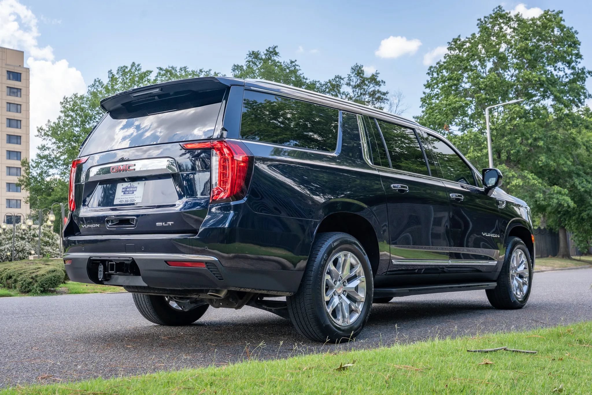 Used 2022 GMC Yukon XL SLT AWD/4WD image 5