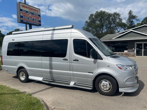Used 2021 Mercedes-Benz Sprinter 3500 image 2