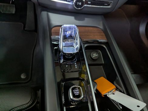 Used 2023 Volvo XC60 T8 Ultimate w/ Climate Package image 25