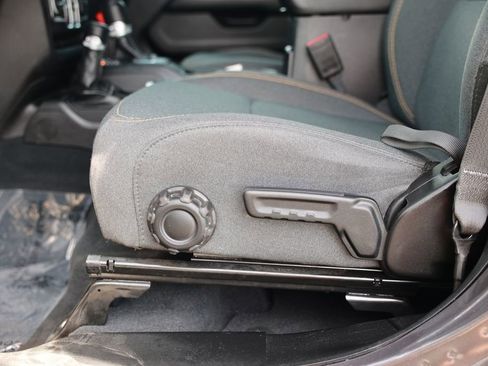 Used 2025 Jeep Wrangler Unlimited Sahara w/ Safety Group AWD/4WD image 19