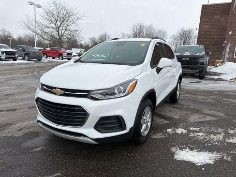 Used 2022 Chevrolet Trax LT w/ LT Convenience Package image 4