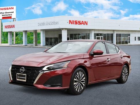 Used 2023 Nissan Altima 2.5 SV w/ SV Premium Package image 2