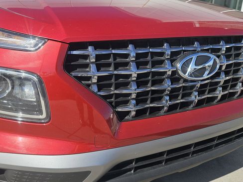Used 2025 Hyundai Venue SEL FWD image 3