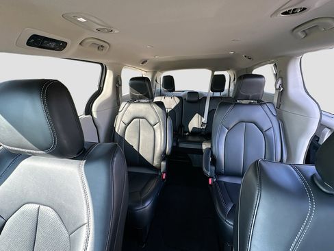 Used 2024 Chrysler Pacifica Touring-L image 21