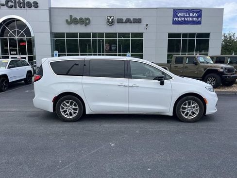 Used 2024 Chrysler Pacifica Touring-L FWD image 2