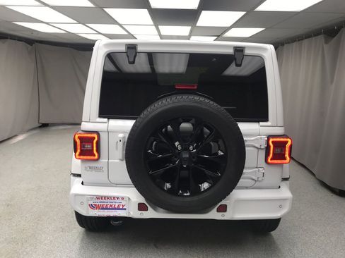Used 2022 Jeep Wrangler Unlimited Sahara AWD/4WD image 3