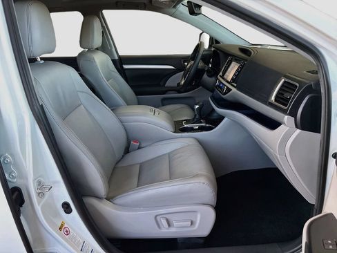 Used 2019 Toyota Highlander XLE AWD/4WD image 20