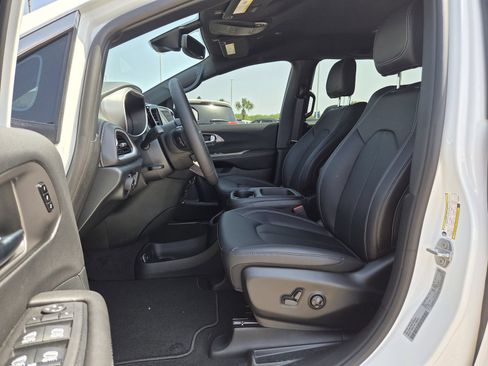 New 2026 Chrysler Pacifica Select FWD image 12