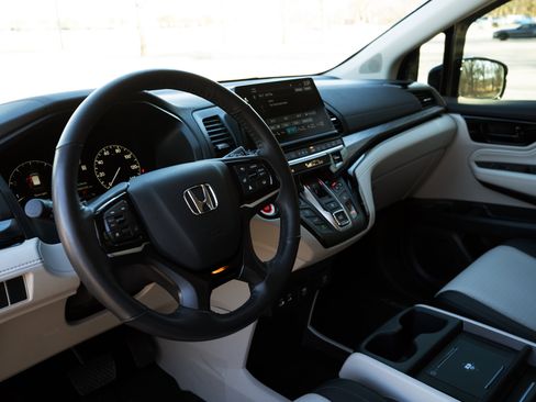 Used 2025 Honda Odyssey Elite image 16