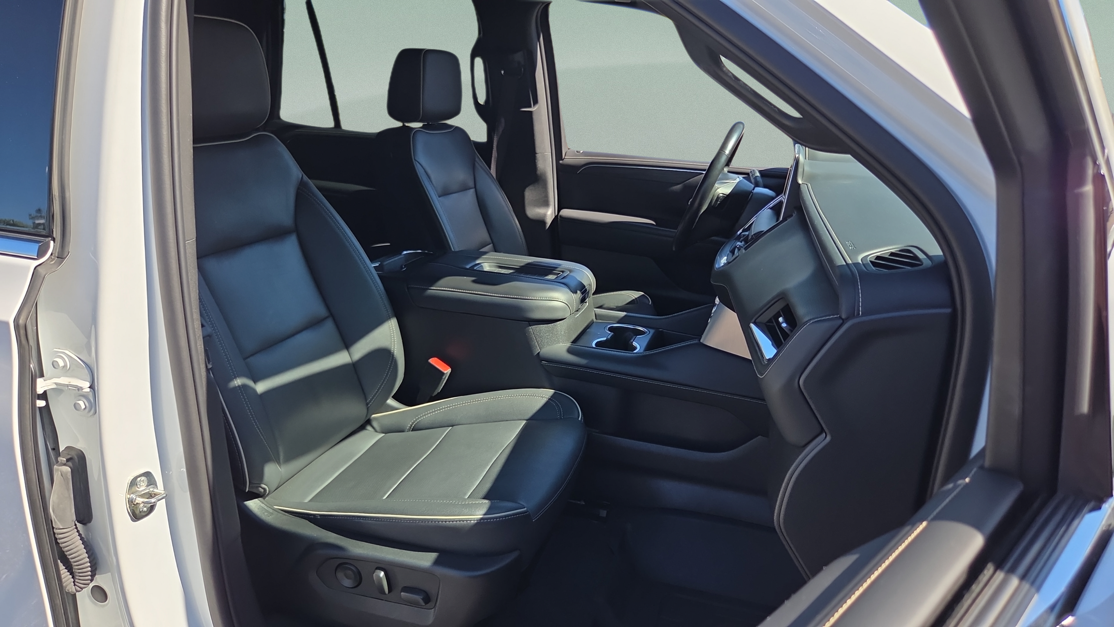 Used 2022 GMC Yukon SLT w/ SLT Premium Package AWD/4WD image 15