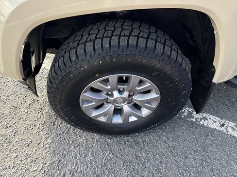 Used 2019 Toyota Tacoma SR5 AWD/4WD image 33
