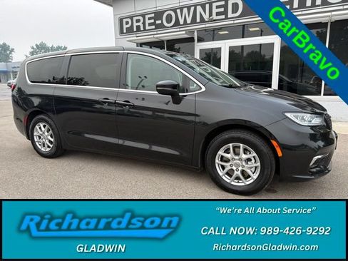 Used 2023 Chrysler Pacifica Touring-L FWD image 1