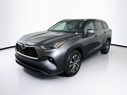 Used 2023 Toyota Highlander XLE FWD image 3