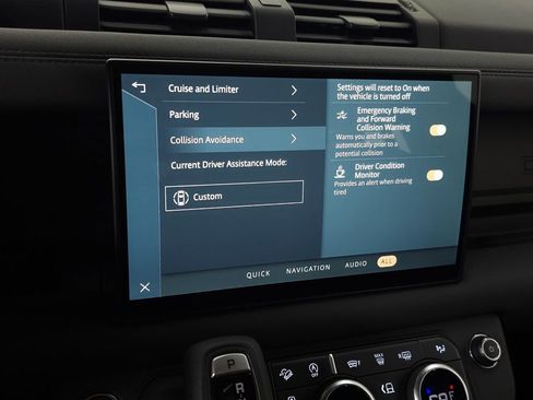 Used 2025 Land Rover Defender 110 X-Dynamic SE image 29