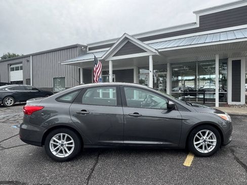 Used 2018 Ford Focus SE FWD image 2