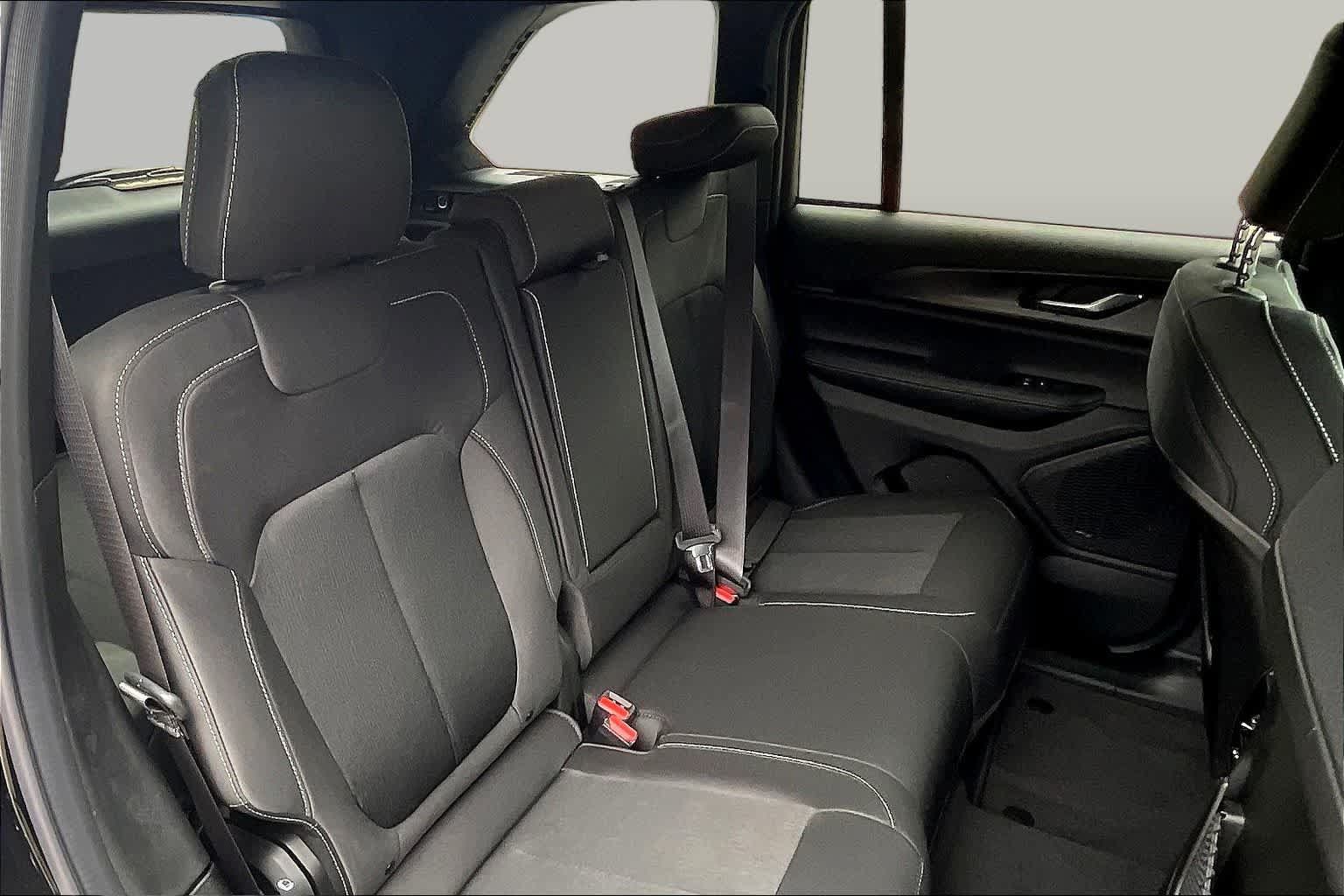 New 2025 Jeep Grand Cherokee Laredo X w/ Luxury Tech Group I AWD/4WD image 21