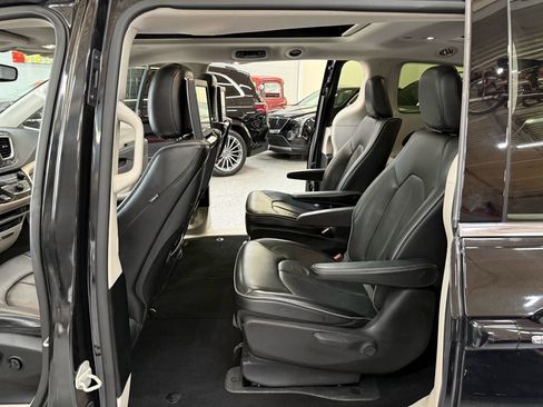 Used 2020 Chrysler Pacifica Limited FWD image 14